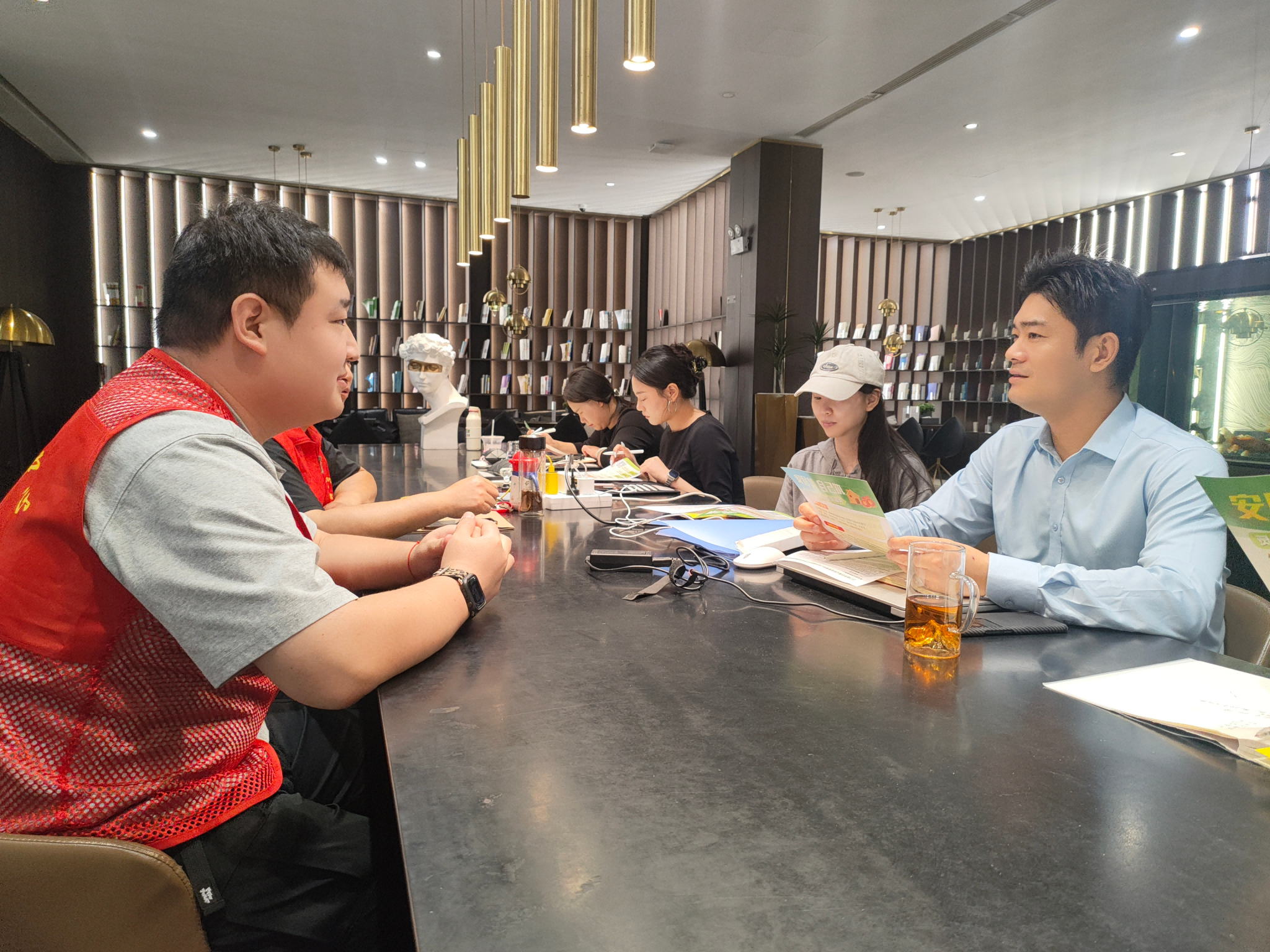 义马分中心：服务靠前送新政 精准赋能助安居